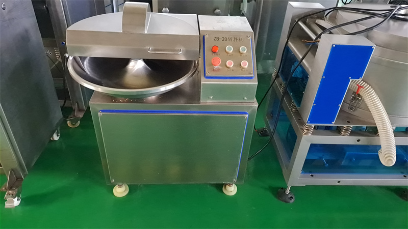 20升的小型斬拌機(jī)對肉菜切碎拌餡細(xì)膩均勻，深受小作坊喜歡 