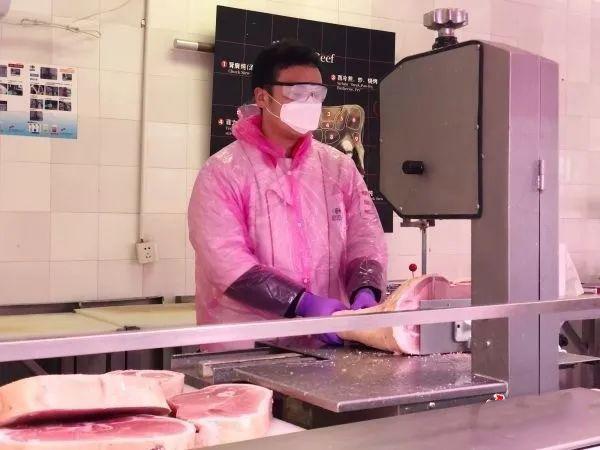 祥九瑞盈的臺灣鋸骨機曾在社區(qū)商超內(nèi)上陣鋸肉，為抗疫出一份力