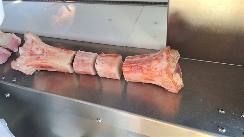 牛棒骨、豬脛骨鋸塊切段，帶骨鮮肉自動進料鋸骨機介紹 