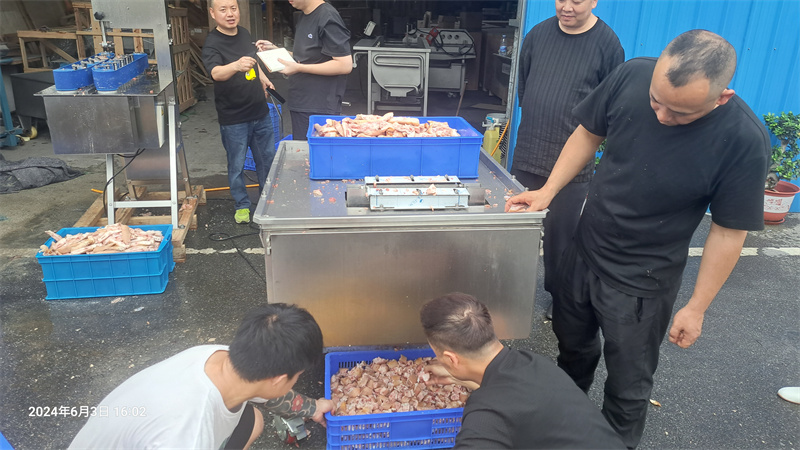 豬蹄加工不用愁，新鮮豬腳豬肘開(kāi)半切塊一機(jī)多用